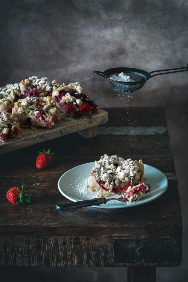 Da ist ein richtiger „Berry-Boom“ in meinem Kuchen. Beerig, saftig und eine Menge Streusel obendrauf. So muss ein Kuchen sein. Und da ist es egal ob du frische oder TK-Beeren nimmst, der Kuchen schmeckt einfach köstlich. Ich habe für den Kuchen gefrorene Beeren genommen, denn ehrlich gesagt hatte ich noch ein paar aufgerissene und halbleere Beutel voller Beeren in der Tiefkühltruhe, die nur darauf warteten verarbeitet zu werden. Wenn Resteverwertung doch immer nur so lecker wäre.