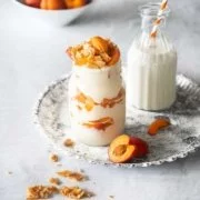 Es wurde mal wieder Zeit für ein Dessert im Glas. Und da ich die letzten Tage so Hunger auf ein Stück Bienenstich hatte, mich gleichzeitig die Aprikosen anlächelten, habe ich beschlossen einfach beides ins Glas zu stecken. Herausgekommen ist eine Puddingcreme mit Aprikosen und knusprigen Mandelblättchen.