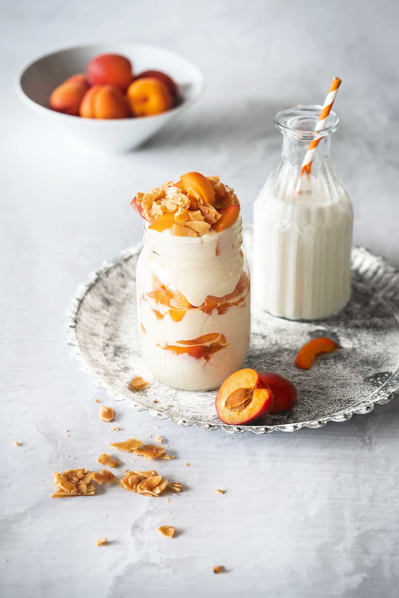 Es wurde mal wieder Zeit für ein Dessert im Glas. Und da ich die letzten Tage so Hunger auf ein Stück Bienenstich hatte, mich gleichzeitig die Aprikosen anlächelten, habe ich beschlossen einfach beides ins Glas zu stecken. Herausgekommen ist eine Puddingcreme mit Aprikosen und knusprigen Mandelblättchen. 