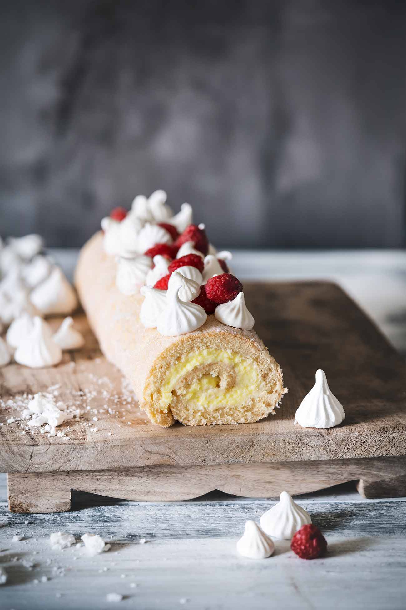 Kennt ihr das, wenn ihr im Supermarktregal an diese kleinen Fertigkuchen herumstreicht, weil ihr jetzt unbedingt Hunger auf so eine kleine Biskuitrolle habt? Ihr könnt die leckere Creme schon schmecken und die kleinen Zuckerkristalle im Mund spüren? So ergeht es mir manchmal. Diesmal war ich aber tapfer und habe den Fertigkuchen ignoriert und die „old school“ Biskuitrolle selber gemacht. So einfach, so lecker. Die Himbeeren und die Baisers könnt ihr natürlich weglassen, sahen aber einfach schicker auf dem Foto aus