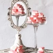 Ich hatte mal richtig Lust auf Kirmes. Also eher auf die Bonbons, die ich als Kind auf der Kirmes gekauft habe. Die kleinen staubigen, rosa-weißen, eckigen Bonbons mit dem unglaublichen Pfefferminzgeschmack. Wusstest ihr wie schnell und einfach die herzustellen sind?