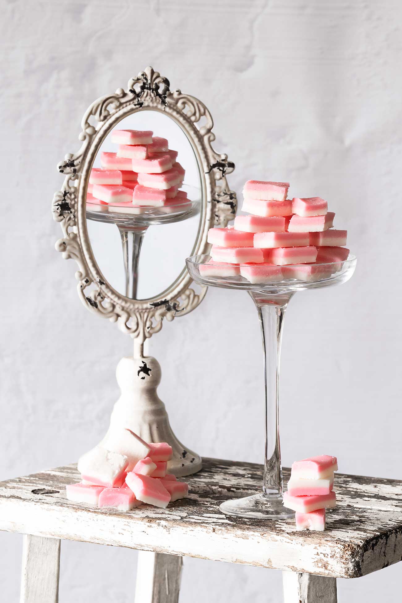 Ich hatte mal richtig Lust auf Kirmes. Also eher auf die Bonbons, die ich als Kind auf der Kirmes gekauft habe. Die kleinen staubigen, rosa-weißen, eckigen Bonbons mit dem unglaublichen Pfefferminzgeschmack. Wusstest ihr wie schnell und einfach die herzustellen sind? 