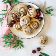 Almond Cherry rolls Mandel-Kirsch-Schnecken Jetzt wird es mal wieder flott, denn fertiger Blätterteig ist im Spiel. Mit einer Füllung aus Mandeln und Kirschmarmelade schmecken die kleinen Schneckchen einfach unwiderstehlich. 12 Stück 2 Rollen frischer Blätterteig 50 g Butter, Zimmertemperatur 50 g Zucker 50 g gemahlene Mandeln 1 TL Mehl 1 Eigelb 3 TL Kirschmarmelade Puderzucker Backofen auf 180 Grad Ober-Unterhitze vorheizen Eine Muffinform leicht einfetten Blätterteig entrollen Butter, Zucker, Mandeln, Mehl und Eigelb vermengen Kirschmarmelade auf den Teig streichen Buttermasse darübergeben und verteilen Teig in je 3 Streifen schneiden und je Streifen von der kurzen Seite her aufrollen, in der Mitte einmal teilen und in die Muffinform setzen Im Ofen ca. 20 Minuten goldbraun backen Vor dem Servieren mit Puderzucker bestäuben