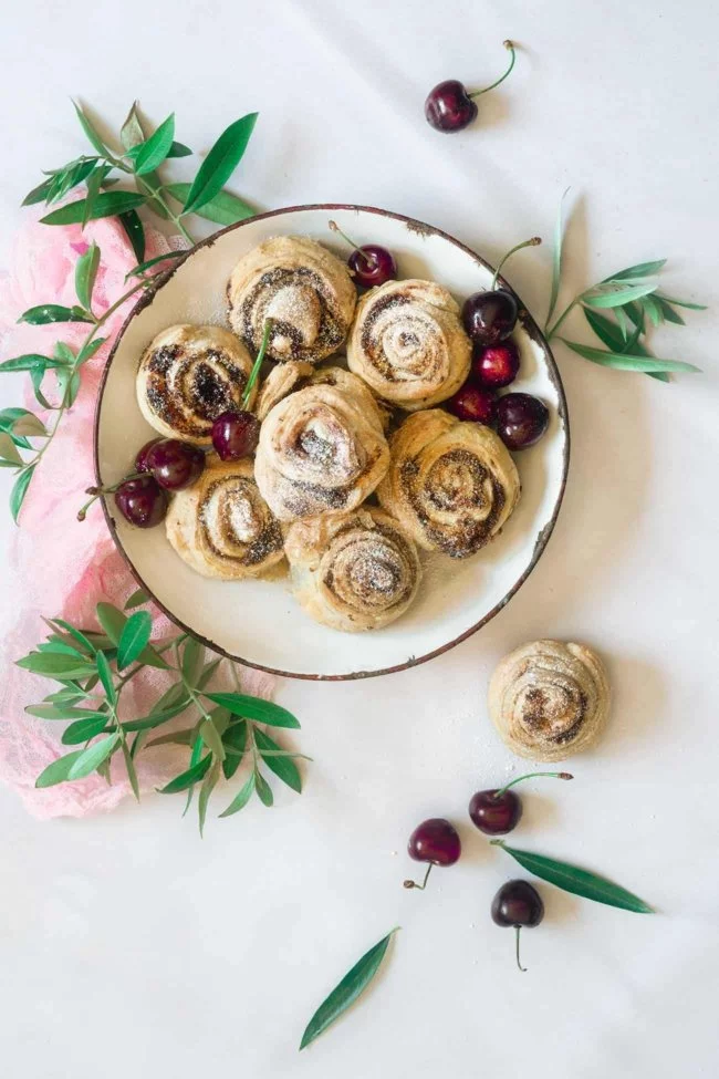 Almond Cherry rolls Mandel-Kirsch-Schnecken Jetzt wird es mal wieder flott, denn fertiger Blätterteig ist im Spiel. Mit einer Füllung aus Mandeln und Kirschmarmelade schmecken die kleinen Schneckchen einfach unwiderstehlich. 12 Stück 2 Rollen frischer Blätterteig 50 g Butter, Zimmertemperatur 50 g Zucker 50 g gemahlene Mandeln 1 TL Mehl 1 Eigelb 3 TL Kirschmarmelade Puderzucker Backofen auf 180 Grad Ober-Unterhitze vorheizen Eine Muffinform leicht einfetten Blätterteig entrollen Butter, Zucker, Mandeln, Mehl und Eigelb vermengen Kirschmarmelade auf den Teig streichen Buttermasse darübergeben und verteilen Teig in je 3 Streifen schneiden und je Streifen von der kurzen Seite her aufrollen, in der Mitte einmal teilen und in die Muffinform setzen Im Ofen ca. 20 Minuten goldbraun backen Vor dem Servieren mit Puderzucker bestäuben