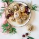 Almond Cherry rolls Mandel-Kirsch-Schnecken Jetzt wird es mal wieder flott, denn fertiger Blätterteig ist im Spiel. Mit einer Füllung aus Mandeln und Kirschmarmelade schmecken die kleinen Schneckchen einfach unwiderstehlich. 12 Stück 2 Rollen frischer Blätterteig 50 g Butter, Zimmertemperatur 50 g Zucker 50 g gemahlene Mandeln 1 TL Mehl 1 Eigelb 3 TL Kirschmarmelade Puderzucker Backofen auf 180 Grad Ober-Unterhitze vorheizen Eine Muffinform leicht einfetten Blätterteig entrollen Butter, Zucker, Mandeln, Mehl und Eigelb vermengen Kirschmarmelade auf den Teig streichen Buttermasse darübergeben und verteilen Teig in je 3 Streifen schneiden und je Streifen von der kurzen Seite her aufrollen, in der Mitte einmal teilen und in die Muffinform setzen Im Ofen ca. 20 Minuten goldbraun backen Vor dem Servieren mit Puderzucker bestäuben