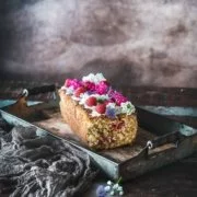 Himbeer-Haferflocken-Kuchen Das Wochenende ist nun leider wieder vorbei und nur das Schmuddelwetter ist geblieben. Ach ja, und ein großes Stück Kuchen konnte ich auch noch retten. Und zwar von dem leckeren Haferflocken-Kuchen mit Himbeeren. Damit schaffe ich mir heute meinen Wochenende-Moment. Habt es fein.