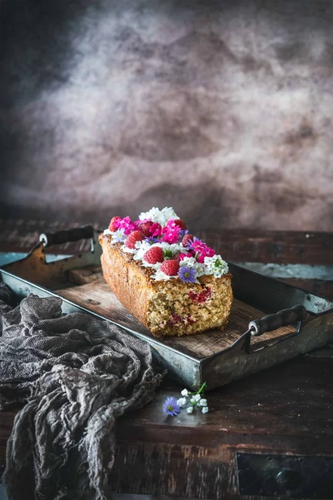 Himbeer-Haferflocken-Kuchen Das Wochenende ist nun leider wieder vorbei und nur das Schmuddelwetter ist geblieben. Ach ja, und ein großes Stück Kuchen konnte ich auch noch retten. Und zwar von dem leckeren Haferflocken-Kuchen mit Himbeeren. Damit schaffe ich mir heute meinen Wochenende-Moment. Habt es fein.