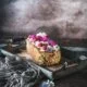 Himbeer-Haferflocken-Kuchen Das Wochenende ist nun leider wieder vorbei und nur das Schmuddelwetter ist geblieben. Ach ja, und ein großes Stück Kuchen konnte ich auch noch retten. Und zwar von dem leckeren Haferflocken-Kuchen mit Himbeeren. Damit schaffe ich mir heute meinen Wochenende-Moment. Habt es fein.