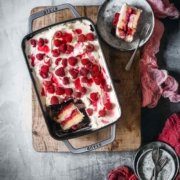 Jetzt gibt es eine große Portion Tiramisu mit Himbeeren. Alle Italiener jetzt bitte die Ohren zuhalten: ohne Espresso, Löffelbiskuits und Kakaopulver. Sorry...ach... mi scusi. Dafür aber mit Zitronenkuchen und viel Sahne. Tiramisu mal eben neu interpretiert. Schmeckt aber richtig gut. Anstelle der Löffelbiskuits habe ich diesmal diese kleinen fertigen Zitronenkuchen genommen (für irgendetwas müssen die ja gut sein) und in Himbeersoße getunkt. Mach ich jetzt öfter so.