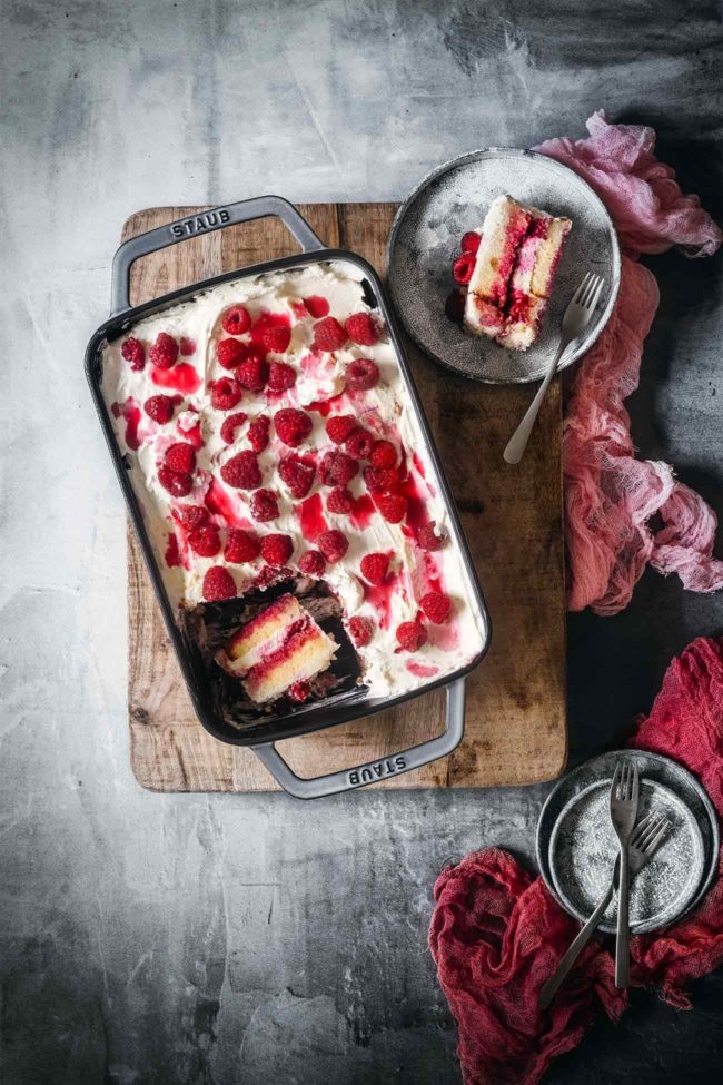 Jetzt gibt es eine große Portion Tiramisu mit Himbeeren. Alle Italiener jetzt bitte die Ohren zuhalten: ohne Espresso, Löffelbiskuits und Kakaopulver. Sorry...ach... mi scusi. Dafür aber mit Zitronenkuchen und viel Sahne. Tiramisu mal eben neu interpretiert. Schmeckt aber richtig gut. Anstelle der Löffelbiskuits habe ich diesmal diese kleinen fertigen Zitronenkuchen genommen (für irgendetwas müssen die ja gut sein) und in Himbeersoße getunkt. Mach ich jetzt öfter so.