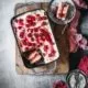 Jetzt gibt es eine große Portion Tiramisu mit Himbeeren. Alle Italiener jetzt bitte die Ohren zuhalten: ohne Espresso, Löffelbiskuits und Kakaopulver. Sorry...ach... mi scusi. Dafür aber mit Zitronenkuchen und viel Sahne. Tiramisu mal eben neu interpretiert. Schmeckt aber richtig gut. Anstelle der Löffelbiskuits habe ich diesmal diese kleinen fertigen Zitronenkuchen genommen (für irgendetwas müssen die ja gut sein) und in Himbeersoße getunkt. Mach ich jetzt öfter so.