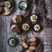 Sonne. Grillzeit. Baguettes. Und was darf auf keinen Fall fehlen? Genau! Jede Menge Dips und verschiedene Arten von Butter. Dieses Jahr starte ich in die Grillsaison mit einer Walnuss-Kaffee Butter mit Salzkruste und einen kräftigen Schuss Espresso der Barista Editions von meinem Partner Jacobs. Sind wir mal ehrlich, die Grillsaison ist doch wirklich eine tolle Zeit, oder? Auch wenn mittlerweile „Winter-Grillen“ auch total „in“ ist, mag ich es im Sommer noch viel viel lieber. Denn Sommer bedeutet für mich neben dem Grillen auch lange Abende im Garten, planschen im Pool, Eiskaffee, Nudelsalate, frisches Baguette und eine Menge Kräuterbutter. Und damit es bloß nicht langweilig wird, probiere ich auch gerne mal was Neues aus. Dieses Jahr habe ich für mich die kleinen Silikonförmchen entdeckt, mit der man die Butter richtig schick in Form bringen kann. Und alles mit einem Schuss Espresso aus der Jacobs Barista Editions. Die Bohnen sind intensiv und haben eine würzige Note.