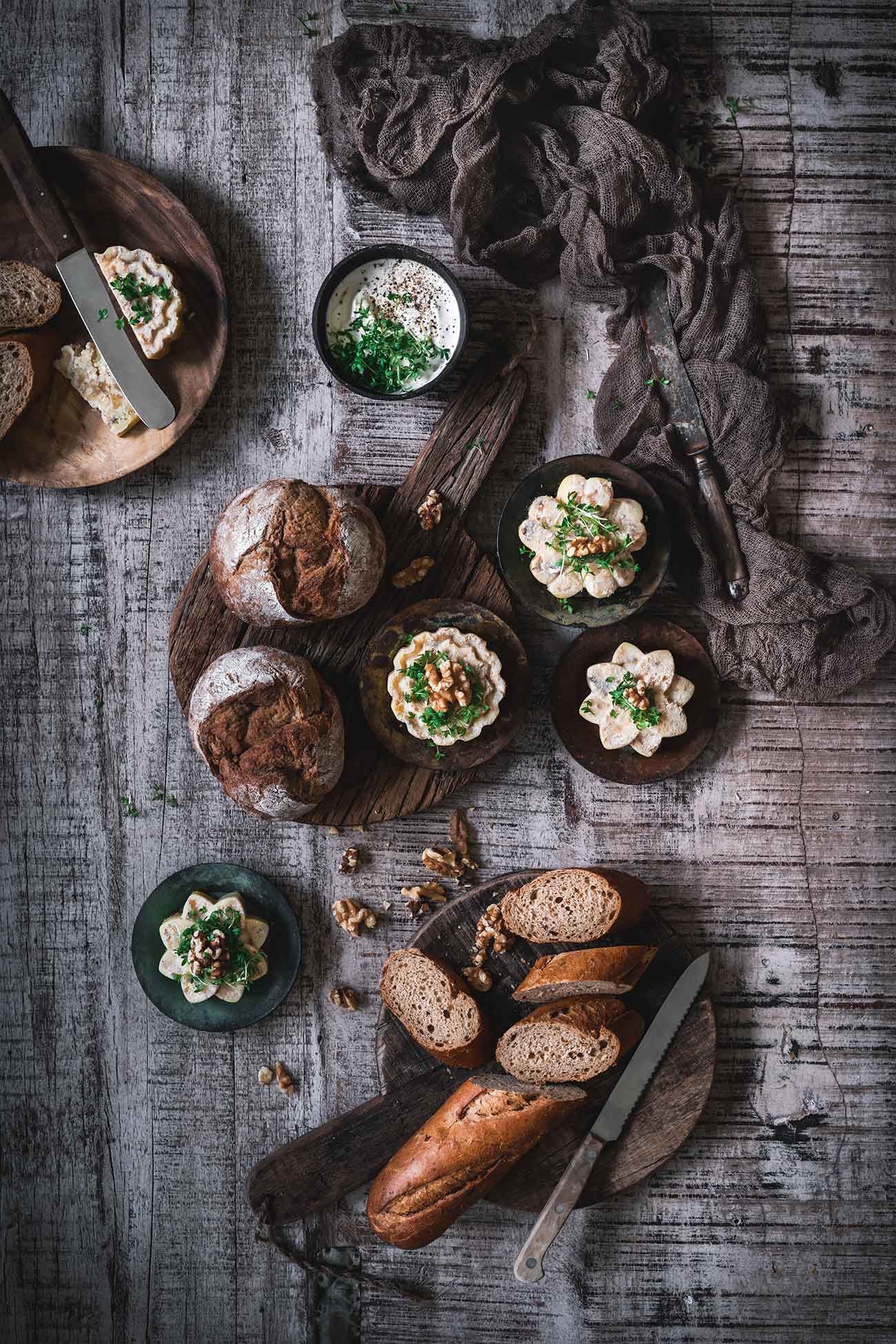Sonne. Grillzeit. Baguettes. Und was darf auf keinen Fall fehlen? Genau! Jede Menge Dips und verschiedene Arten von Butter. Dieses Jahr starte ich in die Grillsaison mit einer Walnuss-Kaffee Butter mit Salzkruste und einen kräftigen Schuss Espresso der Barista Editions von meinem Partner Jacobs.  Sind wir mal ehrlich, die Grillsaison ist doch wirklich eine tolle Zeit, oder? Auch wenn mittlerweile „Winter-Grillen“ auch total „in“ ist, mag ich es im Sommer noch viel viel lieber. Denn Sommer bedeutet für mich neben dem Grillen auch lange Abende im Garten, planschen im Pool, Eiskaffee, Nudelsalate, frisches Baguette und eine Menge Kräuterbutter. Und damit es bloß nicht langweilig wird, probiere ich auch gerne mal was Neues aus.  Dieses Jahr habe ich für mich die kleinen Silikonförmchen entdeckt, mit der man die Butter richtig schick in Form bringen kann. Und alles mit einem Schuss Espresso aus der Jacobs Barista Editions. Die Bohnen sind intensiv und haben eine würzige Note. 