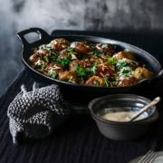 Hackfleischbällchen in Tomatensoße kann doch jeder. Aber ehrlich gesagt, schmecken mir die vegetarischen Kichererbsen-Halloumi Bällchen noch viel besser. Und da die wirklich schnell satt machen, hatte ich für den nächsten Tag noch einige übrig. Die sind dann samt Tomatensoße auf Spaghetti gewandert. Lecker!