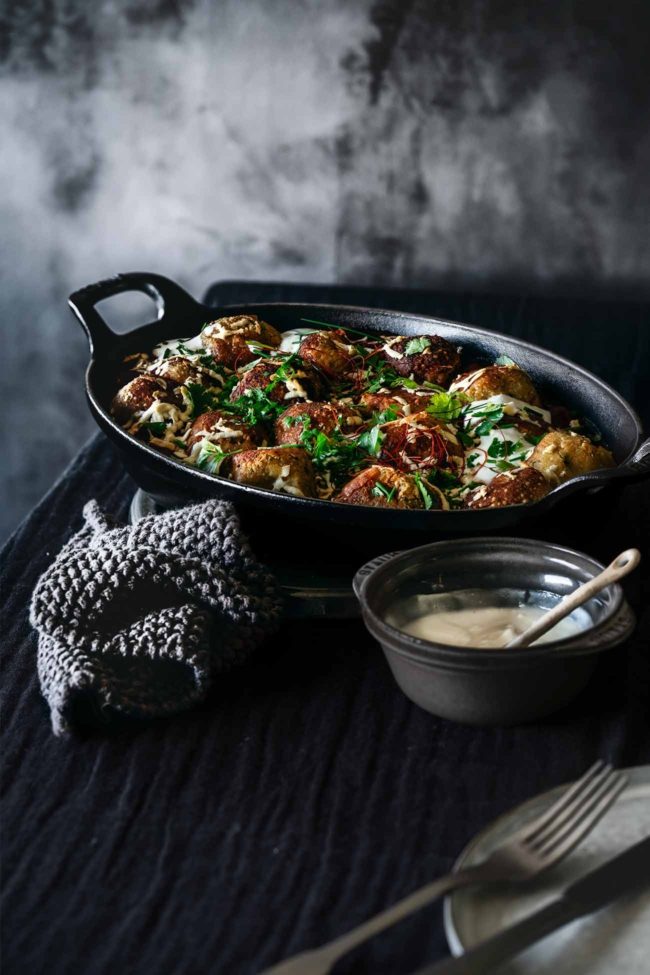 Hackfleischbällchen in Tomatensoße kann doch jeder. Aber ehrlich gesagt, schmecken mir die vegetarischen Kichererbsen-Halloumi Bällchen noch viel besser. Und da die wirklich schnell satt machen, hatte ich für den nächsten Tag noch einige übrig. Die sind dann samt Tomatensoße auf Spaghetti gewandert. Lecker!