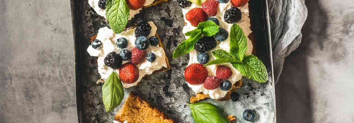 Ich bin gerade irgendwie im Backfieber und wundere mich schon selbst über den Dauerbetrieb des Backofens. Aber mir schmeckt es derzeit einfach und freue mich über ein Stück Kuchen am Mittag. Und die ganzen Beeren, Früchte und Kräuter laden doch auch wirklich ein...