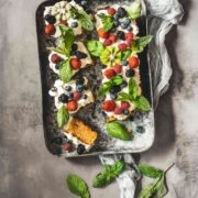 Ich bin gerade irgendwie im Backfieber und wundere mich schon selbst über den Dauerbetrieb des Backofens. Aber mir schmeckt es derzeit einfach und freue mich über ein Stück Kuchen am Mittag. Und die ganzen Beeren, Früchte und Kräuter laden doch auch wirklich ein...