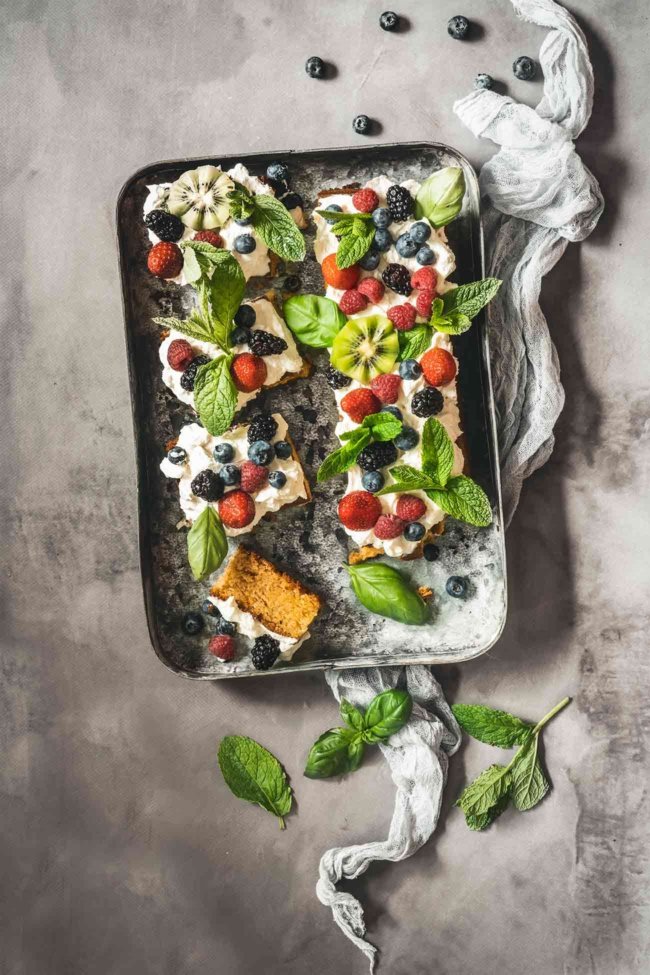 Ich bin gerade irgendwie im Backfieber und wundere mich schon selbst über den Dauerbetrieb des Backofens. Aber mir schmeckt es derzeit einfach und freue mich über ein Stück Kuchen am Mittag. Und die ganzen Beeren, Früchte und Kräuter laden doch auch wirklich ein...