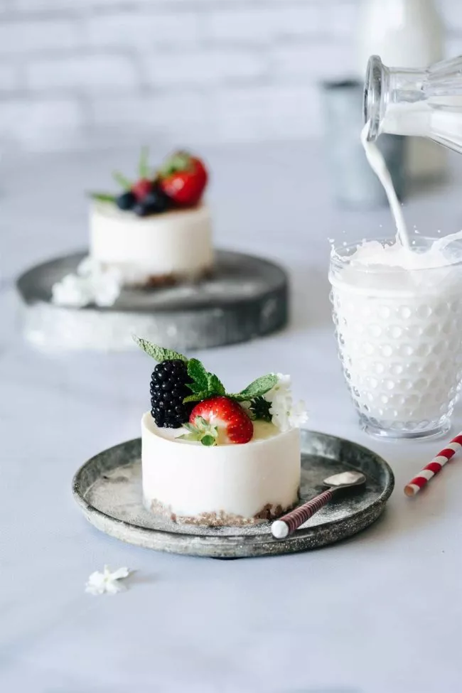 Bei diesen Temperaturen darf der Backofen mal aus bleiben und die Törtchen-Produktion an die Gefriertruhe abgeben, oder? Am Ende kommen eiskalte Joghurt-Sahne Törtchen heraus, die uns nicht nur erfrischen, sondern auch eine Menge an Nährstoffen bieten. Ihr kennt mich ja, im Sommer dreht sich bei mir alles um Erfrischung, Eis und „coole“ Getränke. Da ist es kein Wunder, dass sich auch mal ein „Frozen Joghurt“-Sahnetörtchen im Eisfach befindet. Und da ich über viele kleine Förmchen verfüge, tummeln sich auch mal mehr als 12 kleine Törtchen in der Truhe. Das ist dann dieser Moment, wenn unverhofft Besuch kommt, und ich mal eben ein kleines Eistörtchen servieren kann. Das macht Eindruck, glaubt mir.