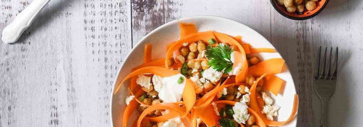 Gestern war es so (schön) warm, dass ich dann mittags am liebsten was „leichtes“ esse. Einen Salat zum Beispiel. Mit Kichererbsen und Feta-Käse. Und so ein leichter Salat hat eben auch was Gutes, denn so bleibt mehr Platz für Eis, Kuchen und kalten Milkshakes. So muss Sommer sein.