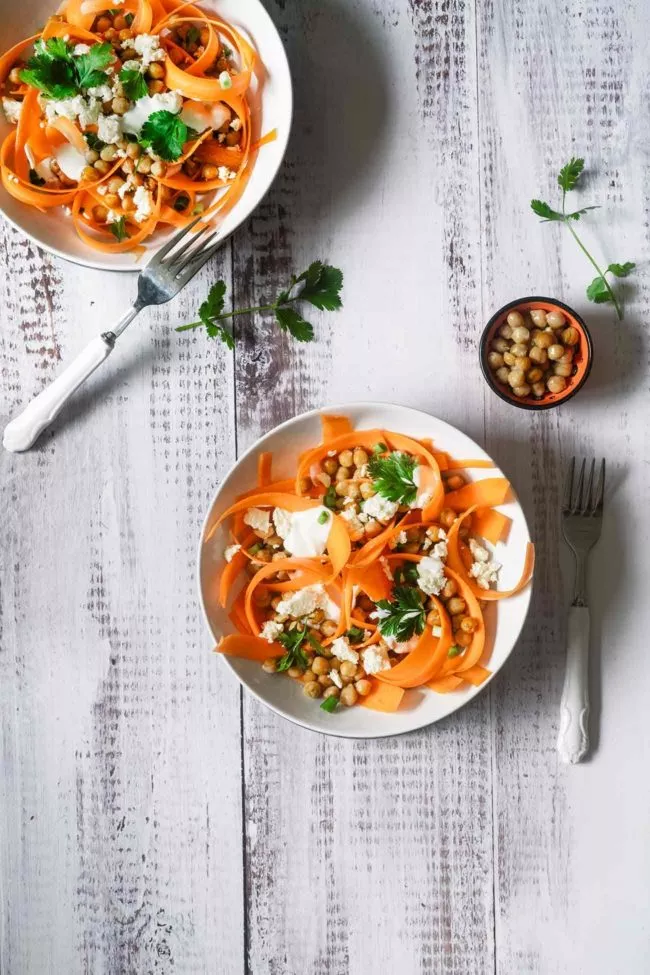 Gestern war es so (schön) warm, dass ich dann mittags am liebsten was „leichtes“ esse. Einen Salat zum Beispiel. Mit Kichererbsen und Feta-Käse. Und so ein leichter Salat hat eben auch was Gutes, denn so bleibt mehr Platz für Eis, Kuchen und kalten Milkshakes. So muss Sommer sein.