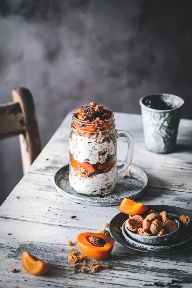 So mitten in der Woche kann man sich ja schon einmal Gedanken machen, welches Dessert am Wochenende auf den Tisch kommt. Bei uns ganz klar nochmals die Stracciatella Creme mit Aprikosen. Ich bin nämlich großer Stracciatella-Fan (so ein klassisches Stracciatella Eis ist einfach der Knaller). Die Aprikosen lassen sich auch gut gegen Pfirsiche austauschen.