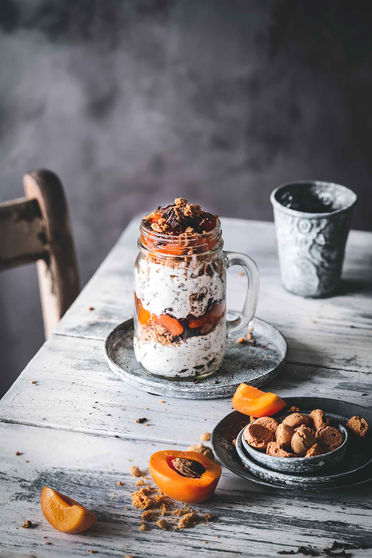 So mitten in der Woche kann man sich ja schon einmal Gedanken machen, welches Dessert am Wochenende auf den Tisch kommt. Bei uns ganz klar nochmals die Stracciatella Creme mit Aprikosen. Ich bin nämlich großer Stracciatella-Fan (so ein klassisches Stracciatella Eis ist einfach der Knaller). Die Aprikosen lassen sich auch gut gegen Pfirsiche austauschen. 