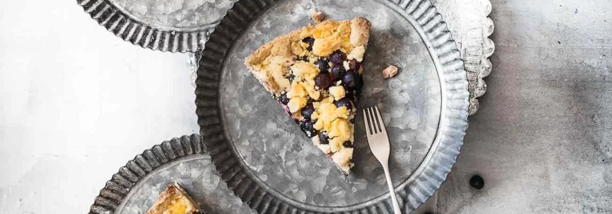 Ich hab Streuselkuchen für Euch, vollgepackt mit saftigen Heidel- und Brombeeren und eine ordentliche Portion Vanillepudding. So wird der Donnerstag doch schon viel schöner.