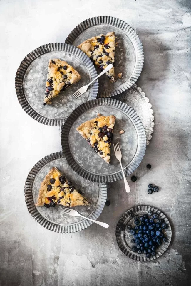 Ich hab Streuselkuchen für Euch, vollgepackt mit saftigen Heidel- und Brombeeren und eine ordentliche Portion Vanillepudding. So wird der Donnerstag doch schon viel schöner.