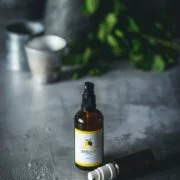 Wenn der Sommer naht und ich im Garten dabei bin, meinen Kräutern beim wachsen zuzusehen, braucht mein Gesicht ab und zu eine Erfrischung. Schon immer habe ich mir Gesichtssprays gekauft die teilweise unverschämte Preise und gruselige Inhaltsstoffe hatte. Seit ein paar Jahren mache ich mir diese Gesichtssprays nach den Bedürfnissen meiner Haut selbst.