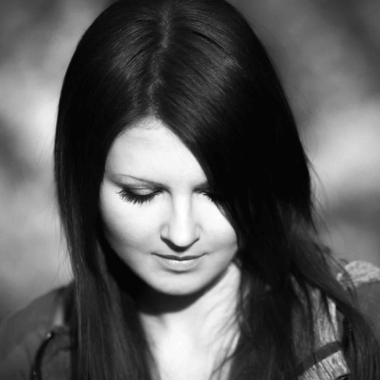 Für mich ist Vera ein Multitalent, denn sie macht nicht nur wunderschöne Fotos, sondern schreibt dazu Texte, die einfach lesenswert sind. Sie macht mir „Gute Laune“ (ich finde, das dies eines der schönsten Komplimente ist, die man einem Menschen machen kann), ich möchte sofort in ihre wunderschöne Loftwohnung einziehen und mit ihr befreundet sein (dies haben bisher nur Becky Bloomwood und Adele in mir ausgelöst). Ich freue mich daher sehr, dass Vera bei „3 Fragen-3 Antworten“ mit dabei ist, denn ich war schon sehr gespannt auf ihre Tipps.