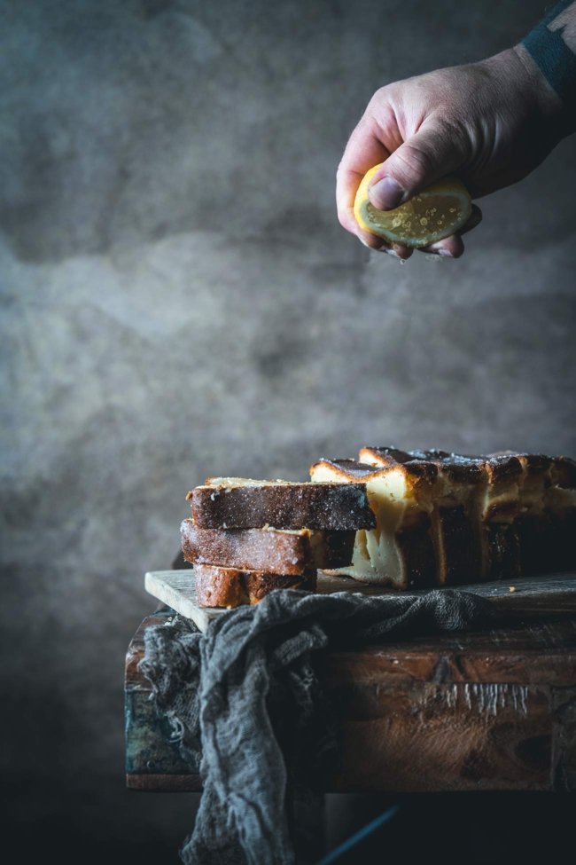 Das ist der Zitronenkuchen, der mich schon seit Jahren begleitet. Den mache ich immer, wenn ich gerade so richtig Lust auf einen einfachen, fluffigen Kuchen habe, der mich glücklich machen soll (ja, Kuchen kann das) und mit Zutaten auskommt, die ich eigentlich immer im Haus habe. Et voilà... Habt Spaß beim Backen. Und noch mehr Spaß beim Essen.