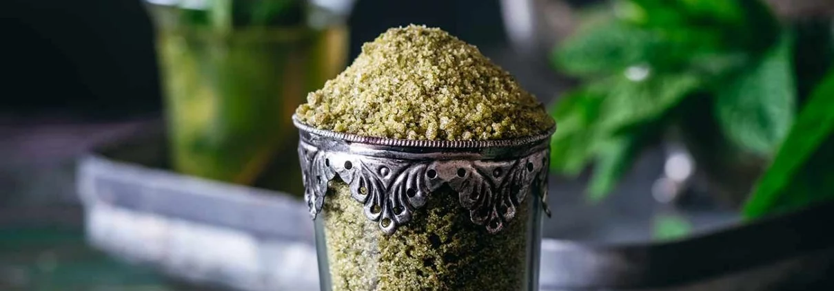 Meine Welt riecht immer ein wenig nach Minze. Was zum einen daran liegt, dass sich die marokkanische Minze seit Jahren im Garten ausbreitet, ich jeden Tag einen frischen Minztee trinke und seit ein paar Tagen Besitzer von mehreren Gläsern Minz-Zucker bin. Wären alle Rezepte so einfach und aromatisch, würde die Welt ein bisschen mehr nach Minze riechen. Für den schnellen Minz-Genuss gieße ich mir einfach einen TL Minz-Zucker mit heißem Wasser auf. Schmeckt aber auch als Eistee.