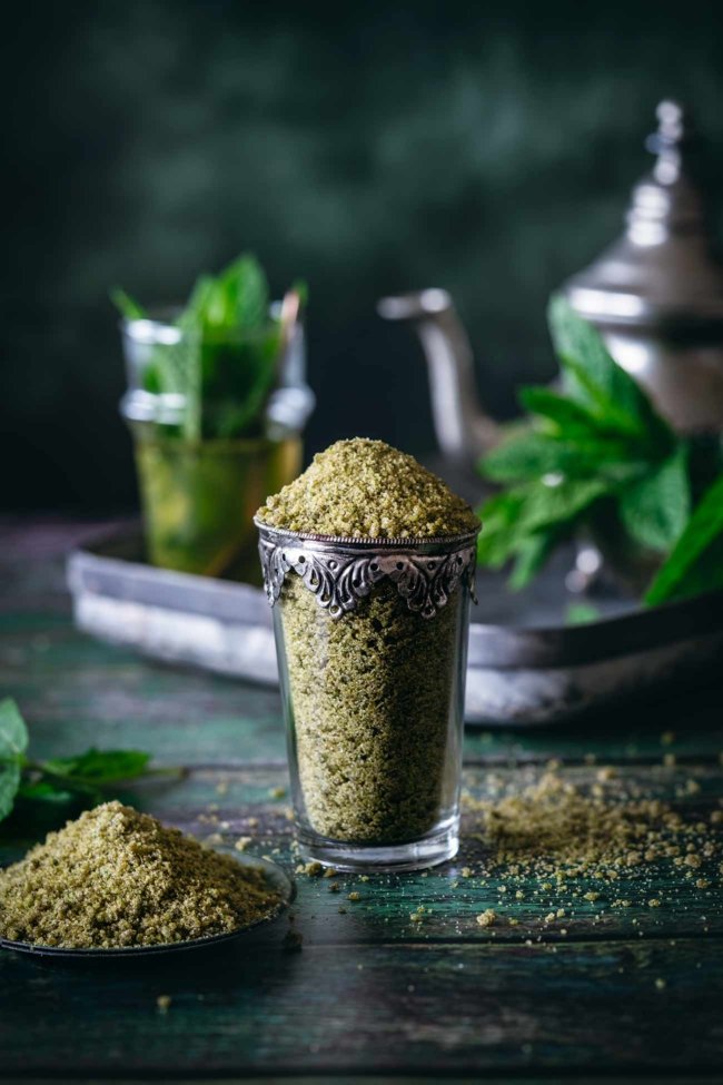 Meine Welt riecht immer ein wenig nach Minze. Was zum einen daran liegt, dass sich die marokkanische Minze seit Jahren im Garten ausbreitet, ich jeden Tag einen frischen Minztee trinke und seit ein paar Tagen Besitzer von mehreren Gläsern Minz-Zucker bin. Wären alle Rezepte so einfach und aromatisch, würde die Welt ein bisschen mehr nach Minze riechen. Für den schnellen Minz-Genuss gieße ich mir einfach einen TL Minz-Zucker mit heißem Wasser auf. Schmeckt aber auch als Eistee.