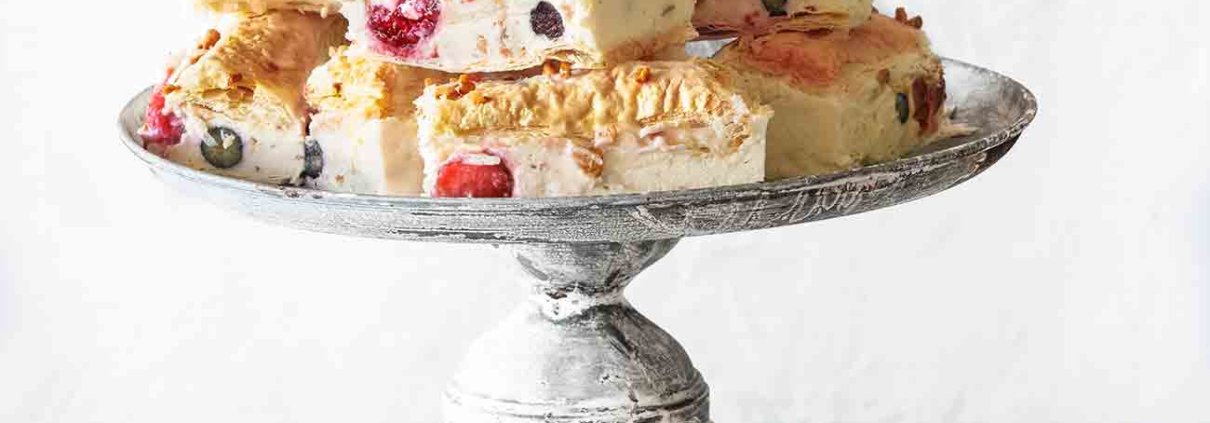 Ich wiederhole mich, wenn ich sage, dass ich fertigen Blätterteig für eine ziemlich gute „Erfindung“ halte, oder? Aber mal ehrlich: entrollen, 10 Minuten backen, füllen....fertig ist der Kuchen. Und ich finde, das sich die großen Cremeschnittchen sehen lassen können.