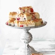 Ich wiederhole mich, wenn ich sage, dass ich fertigen Blätterteig für eine ziemlich gute „Erfindung“ halte, oder? Aber mal ehrlich: entrollen, 10 Minuten backen, füllen....fertig ist der Kuchen. Und ich finde, das sich die großen Cremeschnittchen sehen lassen können.