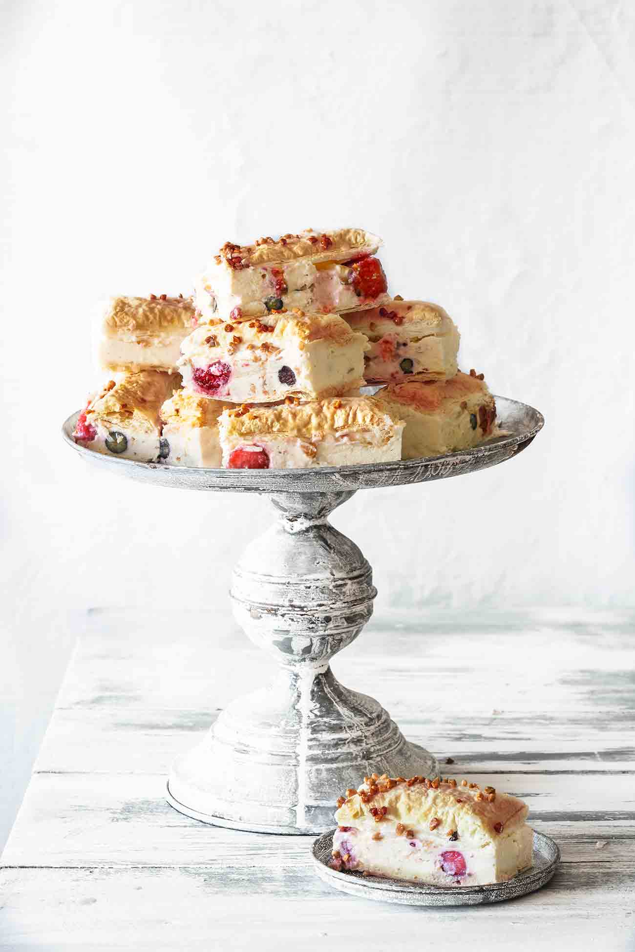 Ich wiederhole mich, wenn ich sage, dass ich fertigen Blätterteig für eine ziemlich gute „Erfindung“ halte, oder? Aber mal ehrlich: entrollen, 10 Minuten backen, füllen....fertig ist der Kuchen. Und ich finde, das sich die großen Cremeschnittchen sehen lassen können. 