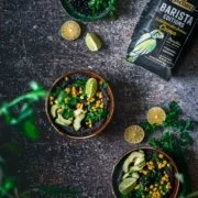 Brasilianischer Kaffee-Dip aus schwarzen Bohnen Für 2 Portionen 300 g schwarze Bohnen getrocknet 2 Knoblauchzehen, grob gehackt 1 Zwiebel, grob gehackt 1Limette, Saft und abgeriebene Schale 1 Lorbeerblatt 1 TL Salz 1 Bund Koriander, gehackt 1/2 TL Kreuzkümmel 1 Peperoni 200 ml Kaffee (Jacobs Barista Editions Selektion des Jahres Crema) 1 Avocado 70 g Mais 1 Baguettebrot Bohnen zusammen mit Knoblauch, Zwiebel und Lorbeerblatt in einen Topf geben und mit 2 Liter Wasser aufgießen 90 Minuten auf mittlerer Hitze köcheln lassen Lorbeerblatt entfernen und abkühlen lassen Bohnen abgießen und zusammen mit Salz, der Hälfte des Korianders, Kreuzkümmel, Peperoni, Limettensaft und Kaffee cremig pürieren Limettenschale unterheben Mit Avocado, Mais und dem restlichen Koriander garnieren und mit Baguette servieren