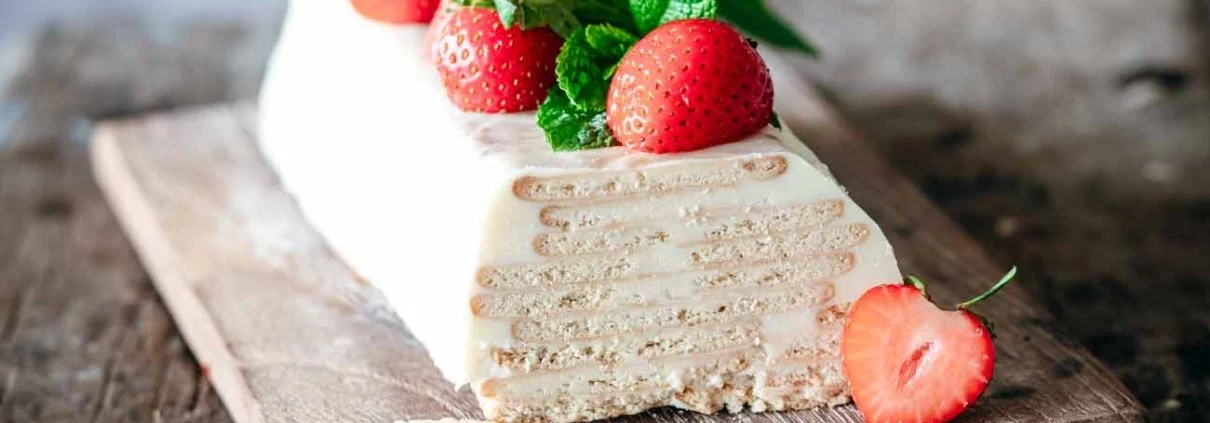 WUFF! Eigentlich finde ich den Namen des Kuchens total dämlich, auch wenn ich bei Wikipedia nachgeschaut habe, woher dieser Kuchen den Namen erhalten hat. So von früher und so. Egal. Kalter Hund gibt es jetzt auch in weiß und mit einem Schuss Rum.