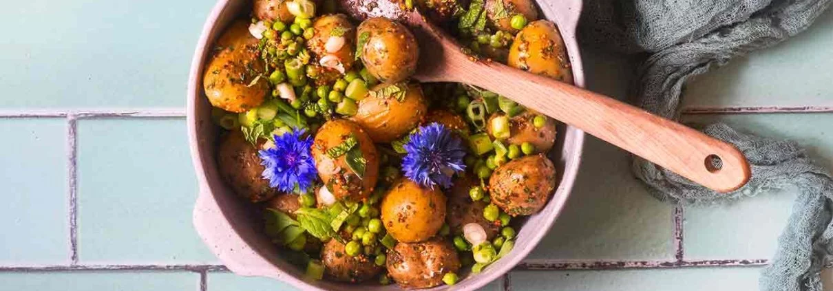 Ein Sommer ohne Kartoffelsalat ist doch kein richtiger Sommer, oder? (obwohl ich gestehen muss, dass ich auch im Winter gerne Kartoffelsalat esse). Ich mag Kartoffel- und Nudelsalat in fast allen Varianten (besonders mit Mayonnaise feiere ich die Salate total). Mein heutiges Rezept lege ich euch ans Herz, weil der Kartoffelsalat so richtig nach Sommer schmeckt. Habt einen tollen Samstag.