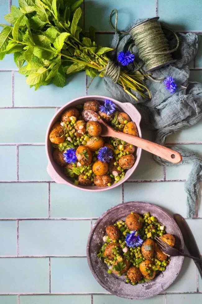 Ein Sommer ohne Kartoffelsalat ist doch kein richtiger Sommer, oder? (obwohl ich gestehen muss, dass ich auch im Winter gerne Kartoffelsalat esse). Ich mag Kartoffel- und Nudelsalat in fast allen Varianten (besonders mit Mayonnaise feiere ich die Salate total). Mein heutiges Rezept lege ich euch ans Herz, weil der Kartoffelsalat so richtig nach Sommer schmeckt. Habt einen tollen Samstag.