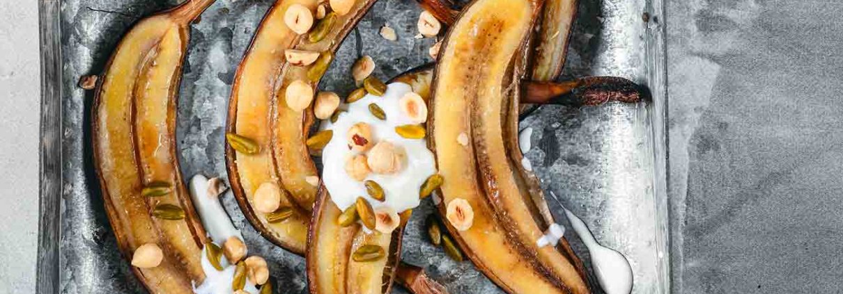 Bananen und ich haben eine recht eigenartige Beziehung miteinander (also, wenn man überhaupt zu Lebensmitteln eine Beziehung aufbauen kann, auch wenn ich mit einigen Eissorten fast eine Liebesbeziehung pflege). Bananen im Rohzustand? Niemals! Aber gebacken, gekocht und frittiert? Immer. Und diese gebackenen Bananen mit Rum und Ahornsirup sind einfach lecker. Mit Joghurt oder Eis...