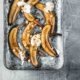 Bananen und ich haben eine recht eigenartige Beziehung miteinander (also, wenn man überhaupt zu Lebensmitteln eine Beziehung aufbauen kann, auch wenn ich mit einigen Eissorten fast eine Liebesbeziehung pflege). Bananen im Rohzustand? Niemals! Aber gebacken, gekocht und frittiert? Immer. Und diese gebackenen Bananen mit Rum und Ahornsirup sind einfach lecker. Mit Joghurt oder Eis...