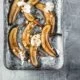 Bananen und ich haben eine recht eigenartige Beziehung miteinander (also, wenn man überhaupt zu Lebensmitteln eine Beziehung aufbauen kann, auch wenn ich mit einigen Eissorten fast eine Liebesbeziehung pflege). Bananen im Rohzustand? Niemals! Aber gebacken, gekocht und frittiert? Immer. Und diese gebackenen Bananen mit Rum und Ahornsirup sind einfach lecker. Mit Joghurt oder Eis...