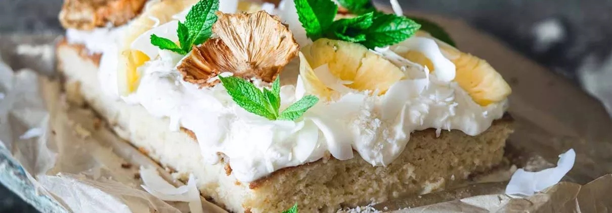 Dieser Kuchen „beamt“ euch direkt in die Karibik. Und ich schreibe das hier nicht, weil ich dem Kuchen ein paar Ananasscheiben aufgelegt habe, sondern weil er 8 Stunden in Rum und Kokosmilch getränkt wurde. So saftig und „sommerlich“, dass ihr freiwillig „Club Tropicana“ rauf und runterhören wollt.