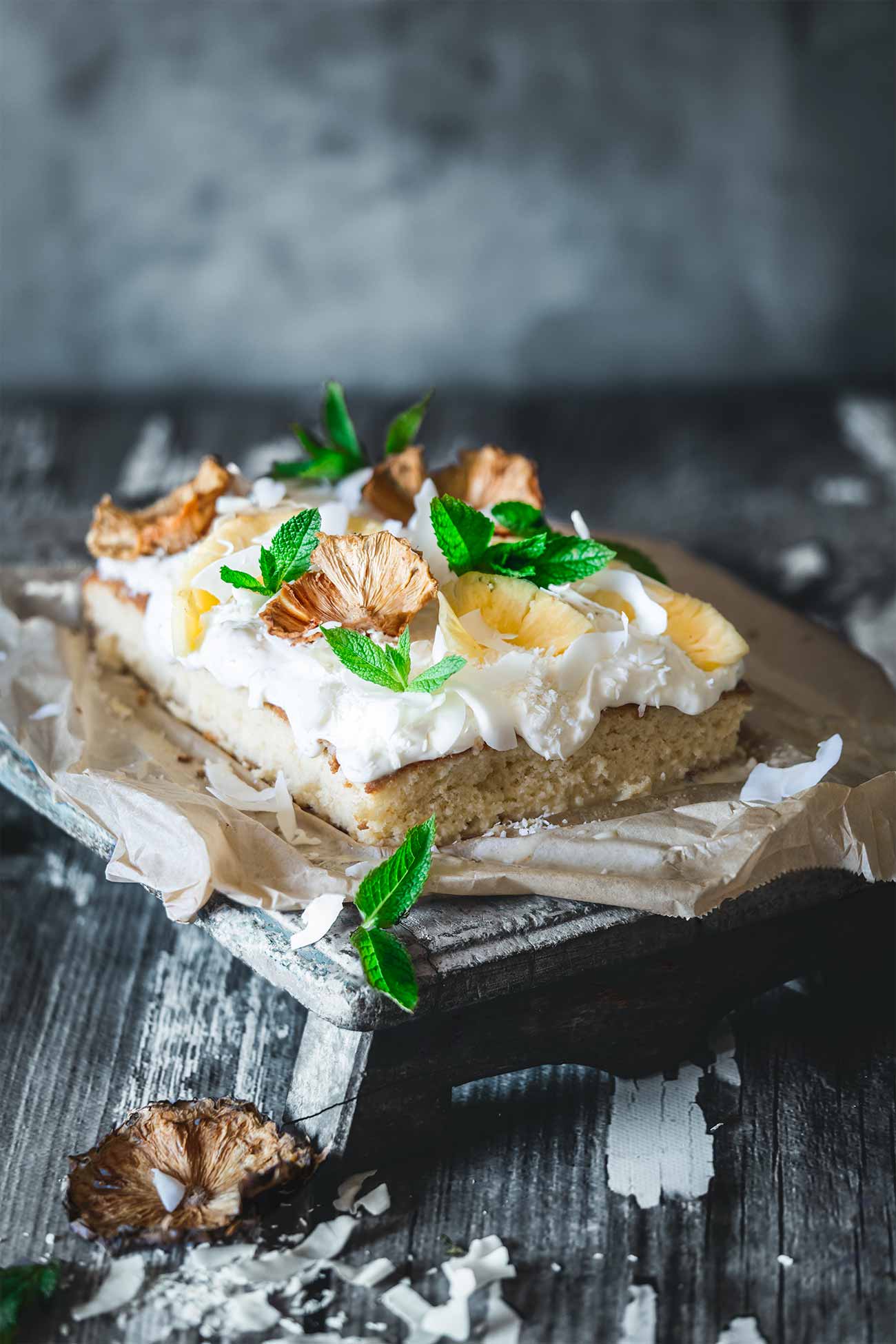 Dieser Kuchen „beamt“ euch direkt in die Karibik. Und ich schreibe das hier nicht, weil ich dem Kuchen ein paar Ananasscheiben aufgelegt habe, sondern weil er 8 Stunden in Rum und Kokosmilch getränkt wurde. So saftig und „sommerlich“, dass ihr freiwillig „Club Tropicana“ rauf und runterhören wollt. 