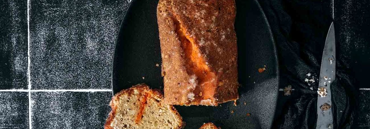 Mit diesem Kuchen ziehe ich ins Wochenende, denn das ist ein Kuchen ganz nach meinem Geschmack: eine Zuckerkruste, fruchtige Orange und saftig. Durch den Aperol bekommt der Kuchen ein bittersüßes Aroma. Der würde euch auch schmecken.