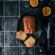 Mit diesem Kuchen ziehe ich ins Wochenende, denn das ist ein Kuchen ganz nach meinem Geschmack: eine Zuckerkruste, fruchtige Orange und saftig. Durch den Aperol bekommt der Kuchen ein bittersüßes Aroma. Der würde euch auch schmecken.