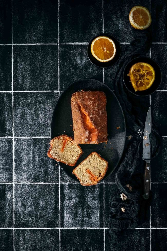 Mit diesem Kuchen ziehe ich ins Wochenende, denn das ist ein Kuchen ganz nach meinem Geschmack: eine Zuckerkruste, fruchtige Orange und saftig. Durch den Aperol bekommt der Kuchen ein bittersüßes Aroma. Der würde euch auch schmecken.