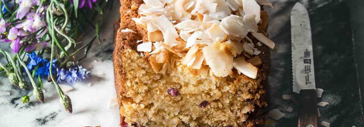 Ich verstehe jeden, der jetzt sagt, dass es ihm derzeit zu warm ist, den Backofen anzustellen. Aber... und jetzt kommt ein ganz großes ABER...der Kuchen ist einfach zu lecker. Und hey, wer wäre nicht glücklich darüber, heute Nachmittag im Schatten, so einen saftigen Kuchen zu verspeisen? Da lohnt es sich auch, die Backofenwärme zu ertragen.